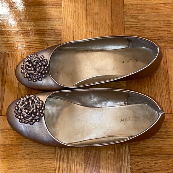 Gold Kenneth Cole Reaction flats - Picture 1 of 4